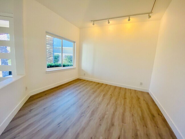 Foto del edificio - Beautiful 2 Story home in Queensridge guard gated community with spacious 5 bedrooms & 4 bathroom...