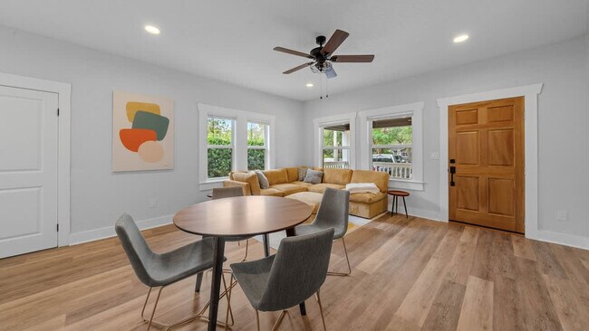 Foto del edificio - 1007 E Comanche Ave