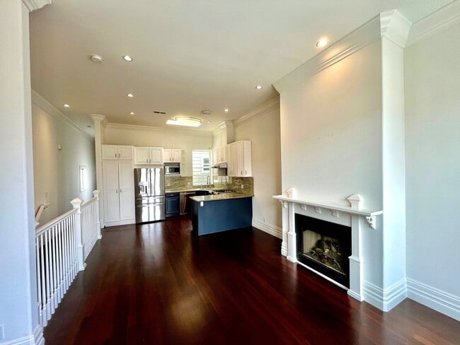 Foto del edificio - SPECTACULAR, TOP FLOOR 2 BED/2 BATH MISSIO...