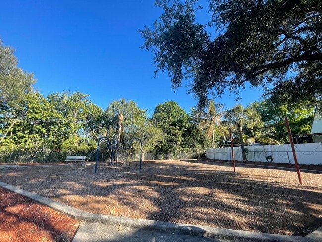 Building Photo - 332 Sunshine Dr