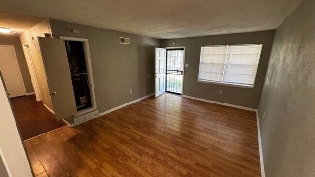 Foto del edificio - 3647 Royal Wood Dr