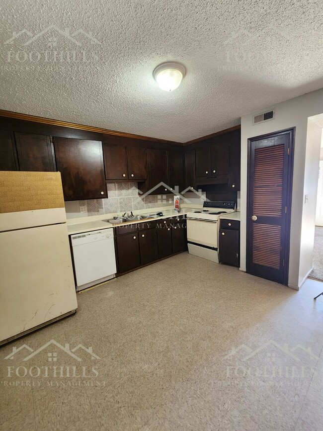 Foto del edificio - 2-Bedroom Townhome Near Hwy 29