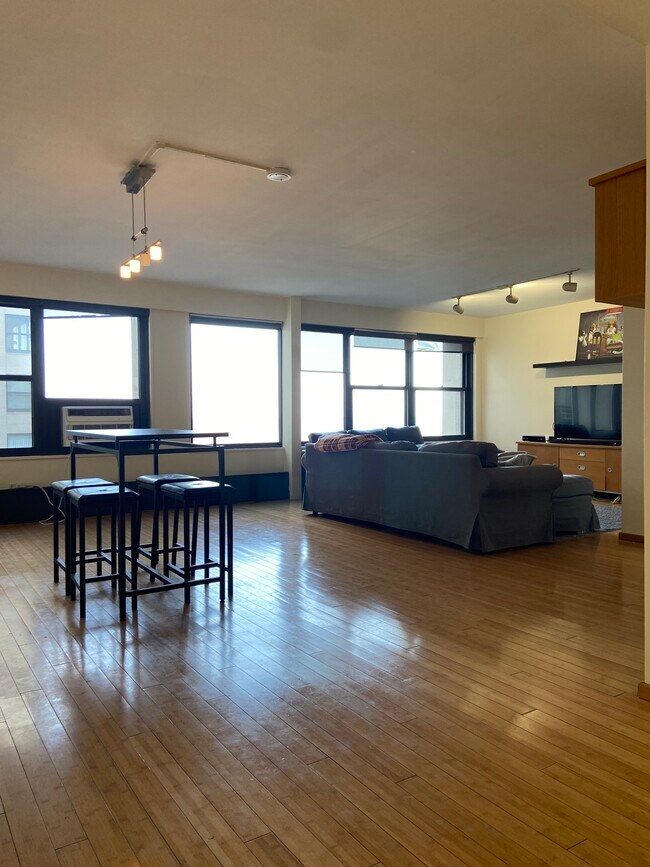 Foto del edificio - 3420 N Lake Shore Dr