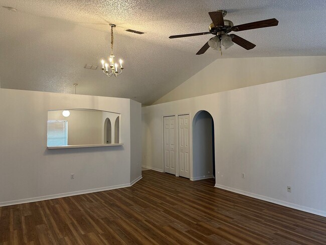 Foto del edificio - Move in condition 3 Bedroom 2 Bath 2 Car Garage Call Carole Arcaro 386-216-4900 Deltona Lakes Realty