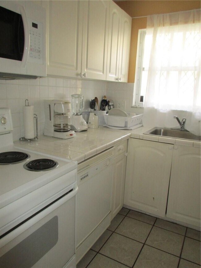 Foto del edificio - 8280 Sunrise Lakes Blvd