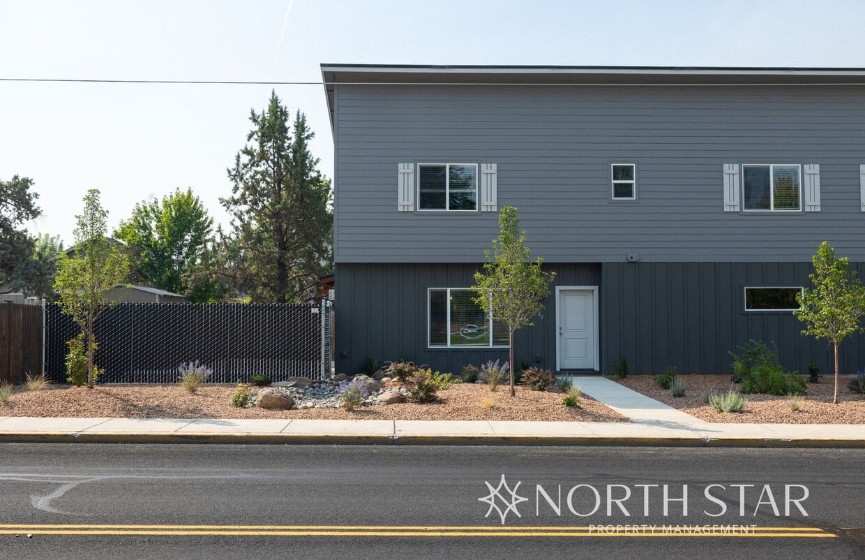 Primary Photo - New, Bright & Spacious 3 bed/2.5 bath w/ G...