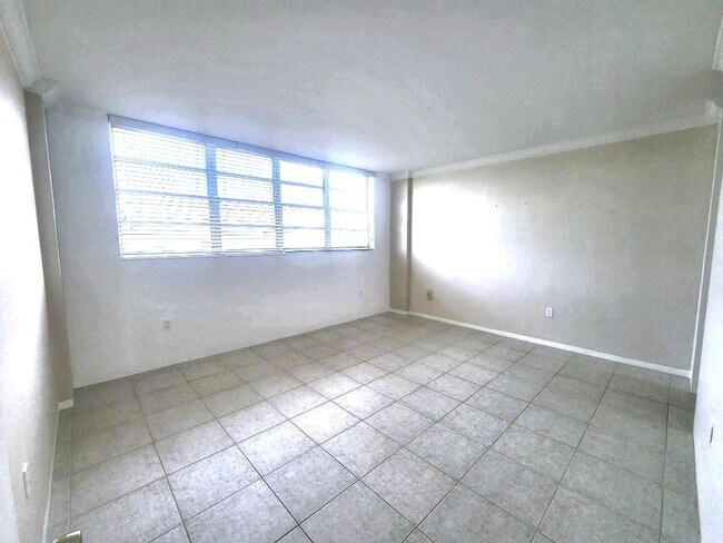 Large bedroom - 800 West Ave