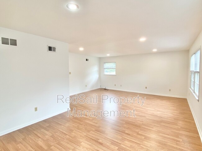 Building Photo - 701 Essex Park Dr