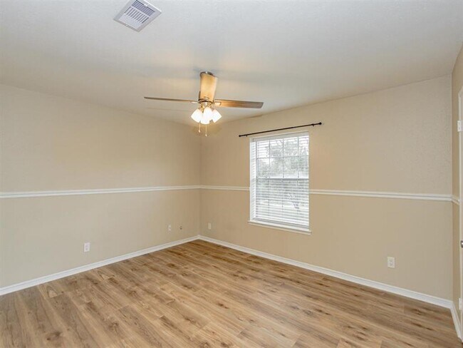 Foto del edificio - 1061 Willow Oaks Cir