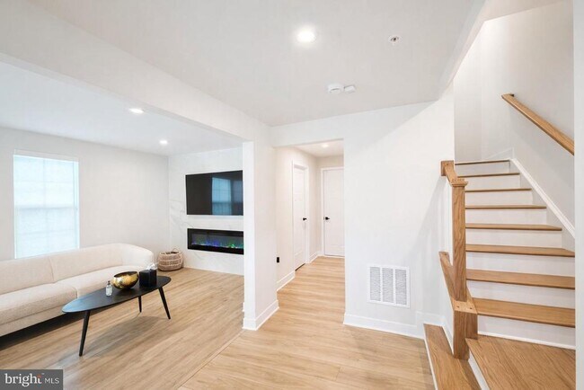 Building Photo - 134 Smt Pt Blvd