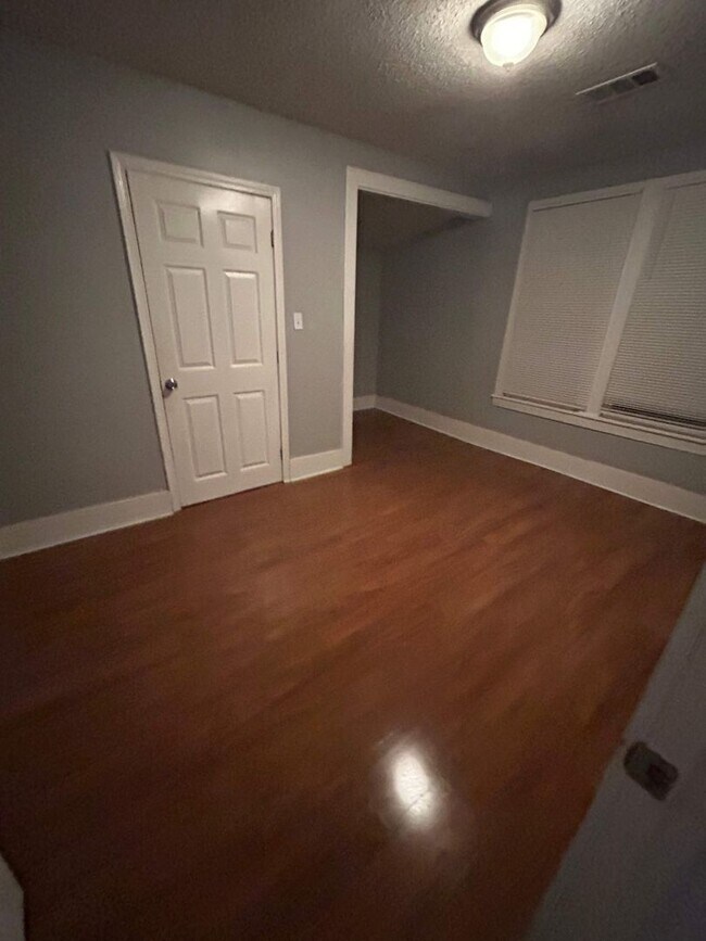Foto del edificio - Come see this Charming 1 bedroom 1 bathroom duplex off of S. Parkway