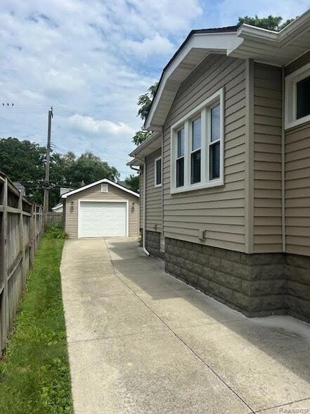 Building Photo - 159 E Maplehurst Ave