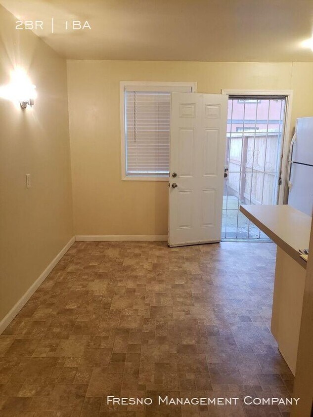 Primary Photo - 2562 N Maroa Ave