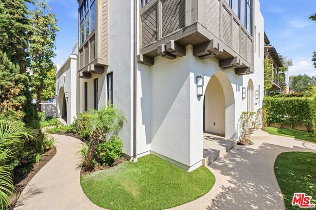 Foto del edificio - 13079 Bluff Creek Dr