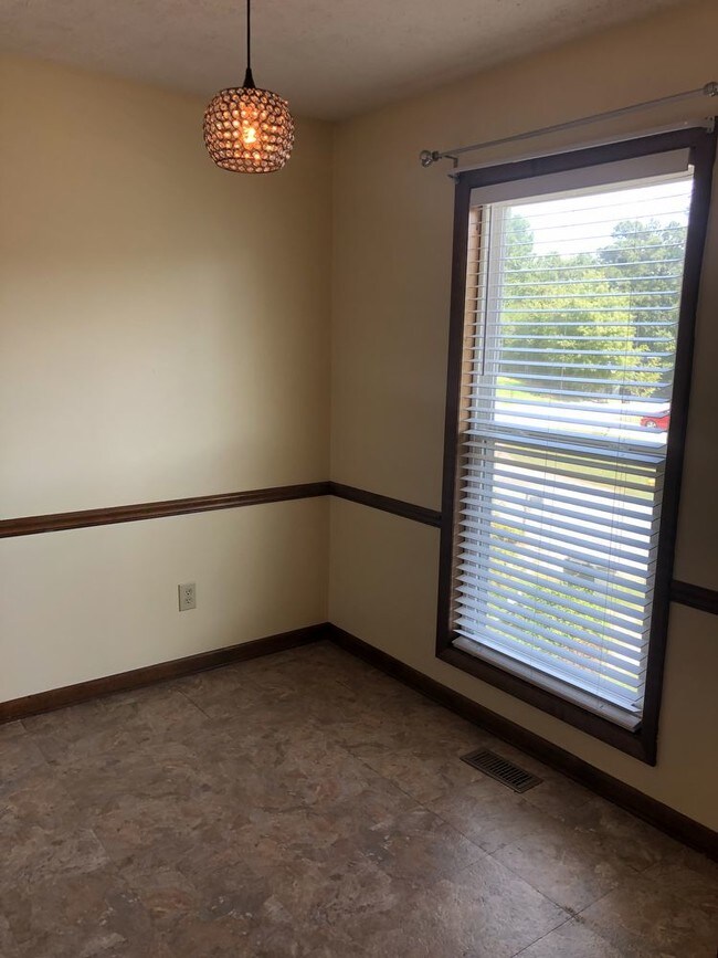 Building Photo - Move-in ready
