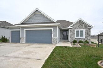 Building Photo - 7465 NW Douglas Ct
