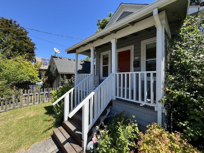 Foto del edificio - Charming Cottage with Hardwood Flooring, Modern Kitchen & Beautiful Outdoor Living Areas
