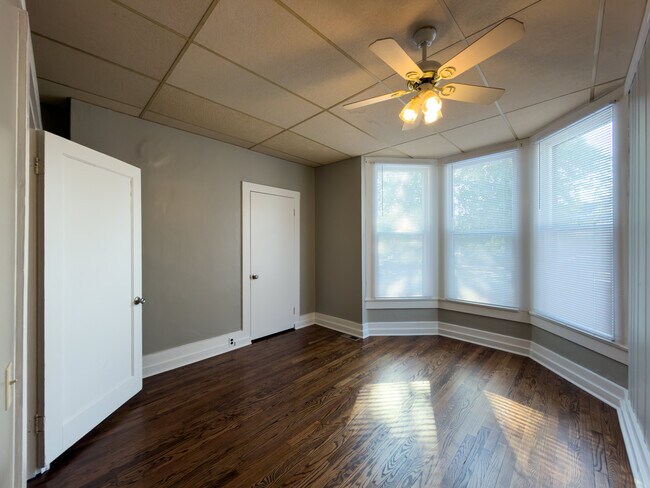 Dormitorio - 337 E 15th St