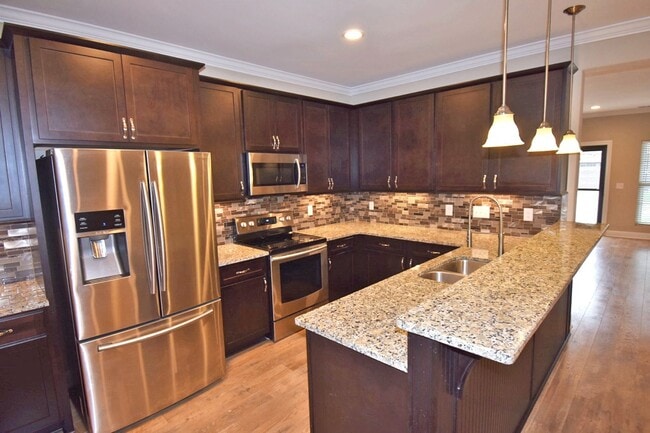 Building Photo - Gorgeous 3BR luxury Murfreesboro townhome ...