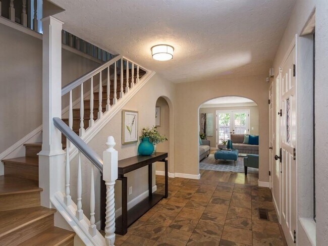 Building Photo - 1084 Fife Ave