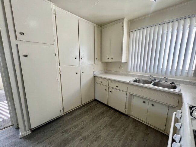 Foto del edificio - 10502 Imperial Hwy.