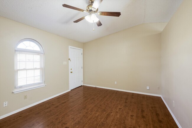 Foto del edificio - 638 Hood St