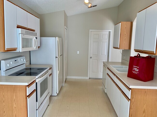 Building Photo - Deltona - 3 Bedroom, 2 Bathroom - $1,845.00