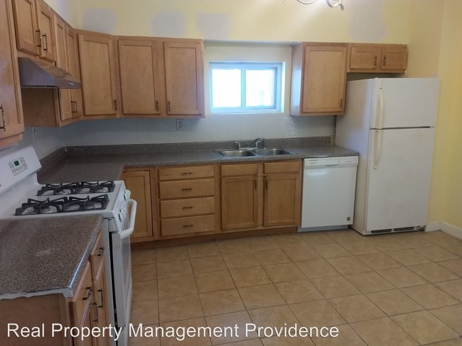 Building Photo - 3 br, 1 bath Apartment - 460 Chalkstone St.