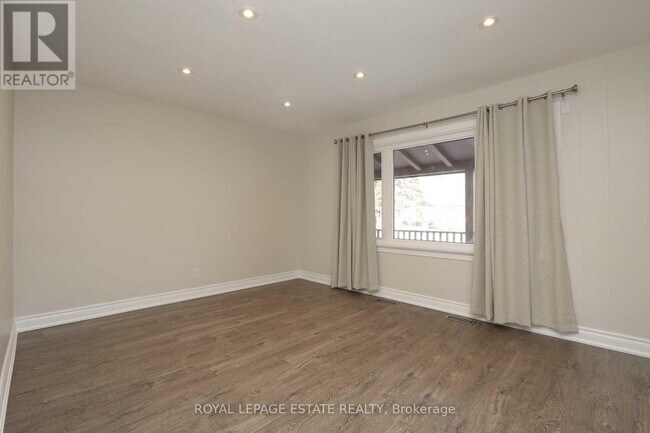 Photo du bâtiment - 215 Oakridge Dr