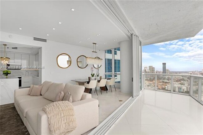 Foto del edificio - 100 South Pointe Dr