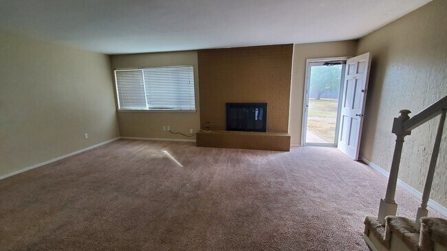 Foto del edificio - (3) Bed/(2.5) Bath Townhome & Pool Access!...