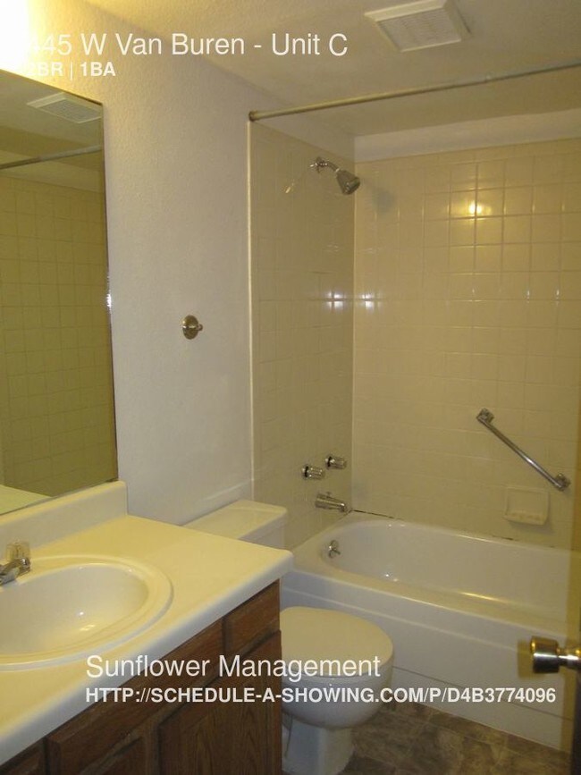 Building Photo - 2 Bed Nestled In Nice Downtown Community