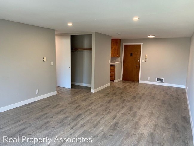 Building Photo - 9511 Roosevelt Way NE