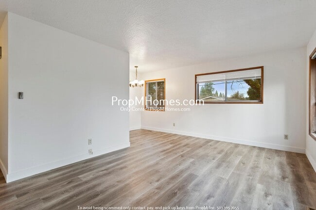 Foto del edificio - Charming Two Bedroom Duplex in Vose Neighborhood - Corner Lot!