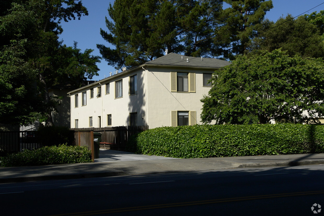 Laurel Oaks Apartments