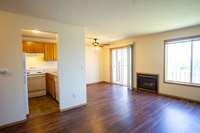 Building Photo - Great Piedmont 3 Bdr Townhouse w/Fireplace, DW + Garage!