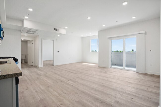 Foto del edificio - 8802 Van Nuys Blvd