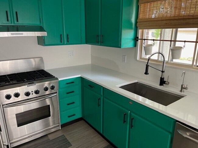 Building Photo - Welcoming 3 Bed/1.5 Bath Table Mesa Ranch ...