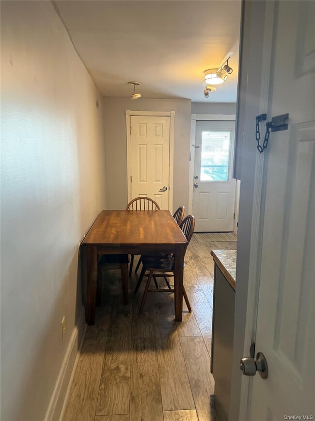 Foto del edificio - 11-15-15 W Main St