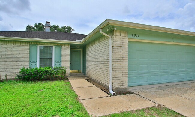 Foto del edificio - 4 Bedroom 2 Bathroom Cypress Home with Fireplace and Fenced Backyard