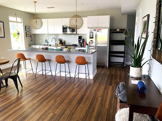 Foto del edificio - 408 E 8th St
