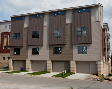Foto principal - Bolivar Ct Townhome/Condos