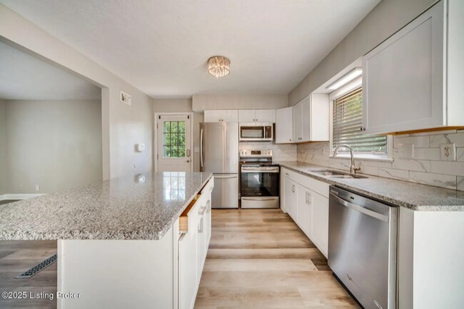 Foto del edificio - 6312 Six Mile Ln
