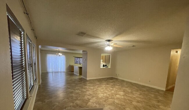 Foto del edificio - 4 Bedroom/2 Bath Villages of Westcreek Sub...