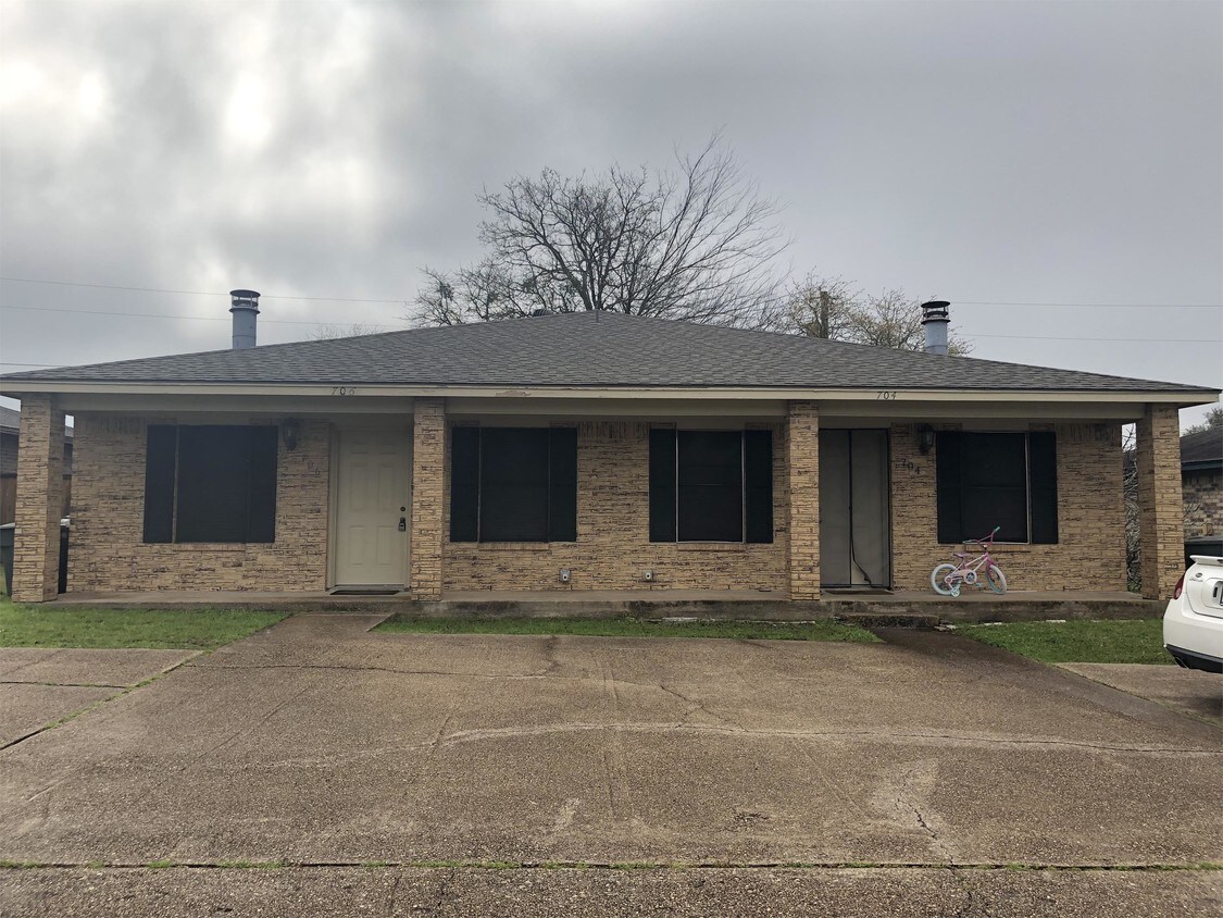 Primary Photo - 704 San Saba Dr
