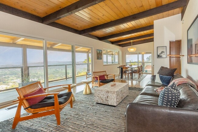 Foto del edificio - Spectacular Furnished 4 Bedroom/ 3 Bath Mid-Century Modern Retreat in Encinitas
