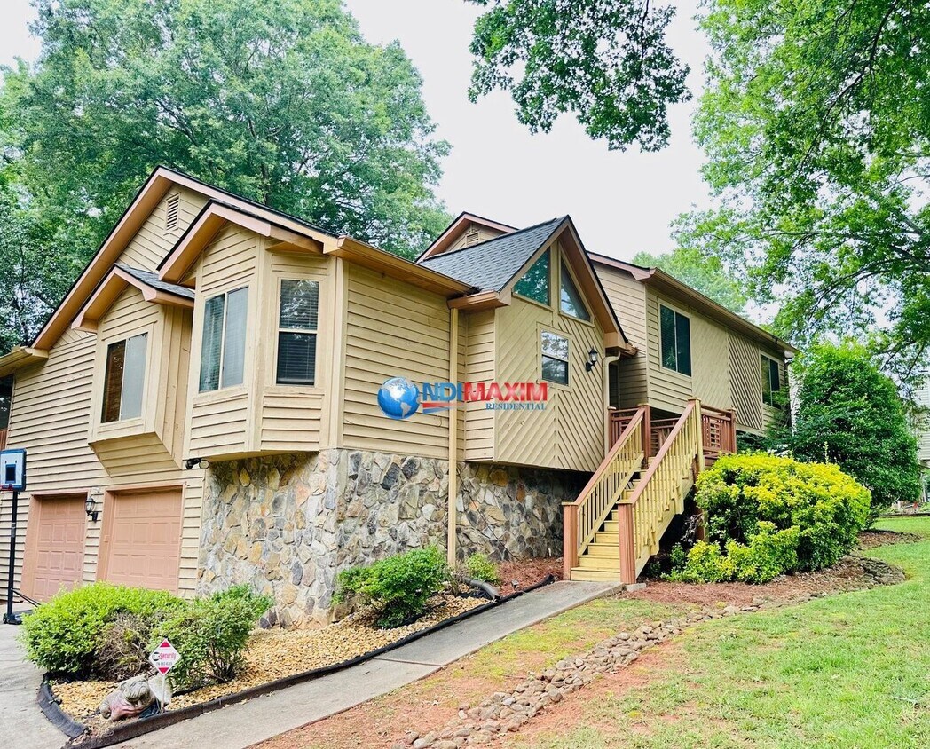 Primary Photo - Nice spacious 4-bedroom house in Duluth