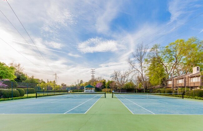 Foto del edificio - 724 Woodside Ln E