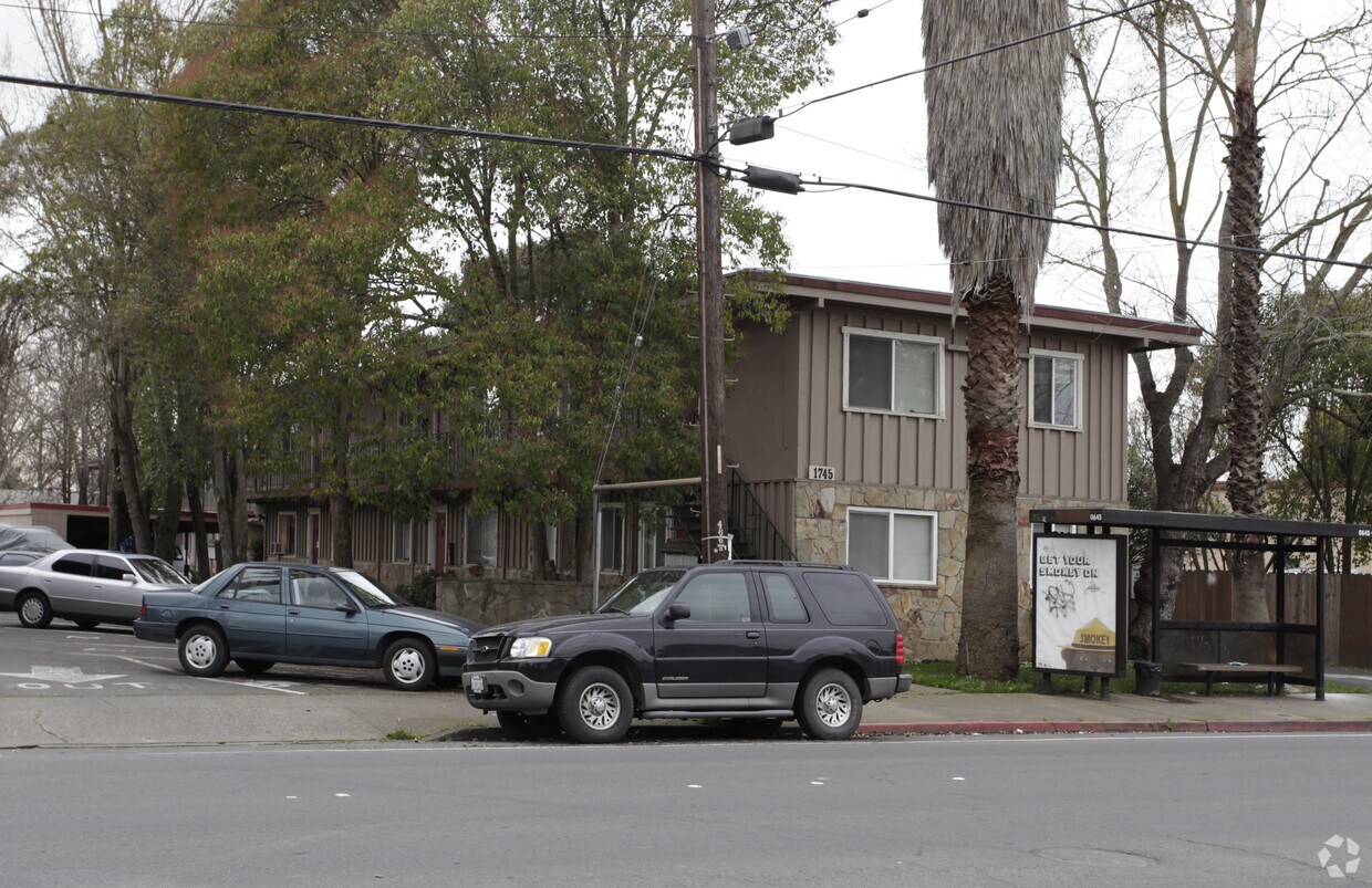 Building Photo - 1745 Lincoln Ave