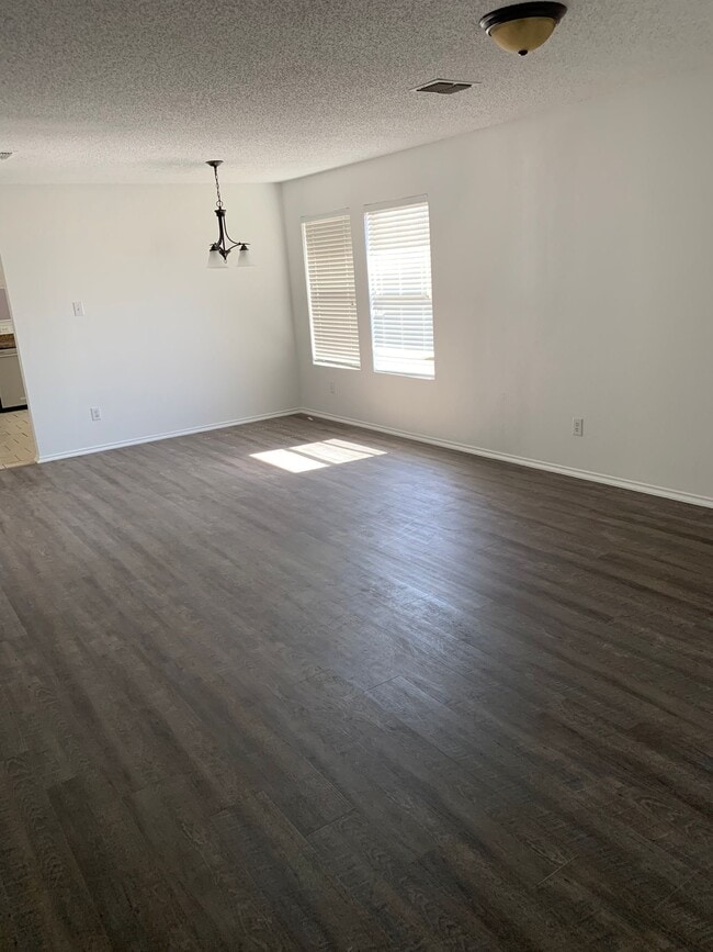 Foto del edificio - 2701 Woodlake Pkwy